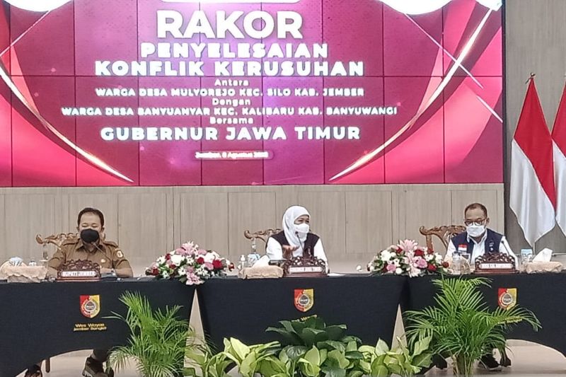 Gubernur Jawa Timur Khofifah Indar Parawansa (tengah) bersama Bupati Jember Hendy Siswanto (kiri) dan Sekda Banyuwangi Mujiono melakukan rapat koordinasi penyelesaian konflik antarwarga yang digelar di Pendapa Wahyawibawagraha Jember, Senin (8/8/2022). AN