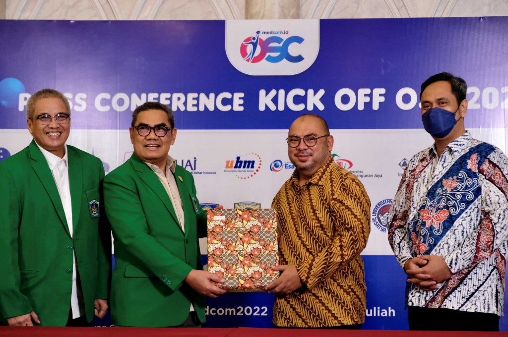 CEO Media Group, Mirdal Akib dan Rektor UMI, Basri Modding (tengah). Foto: Medcom.id