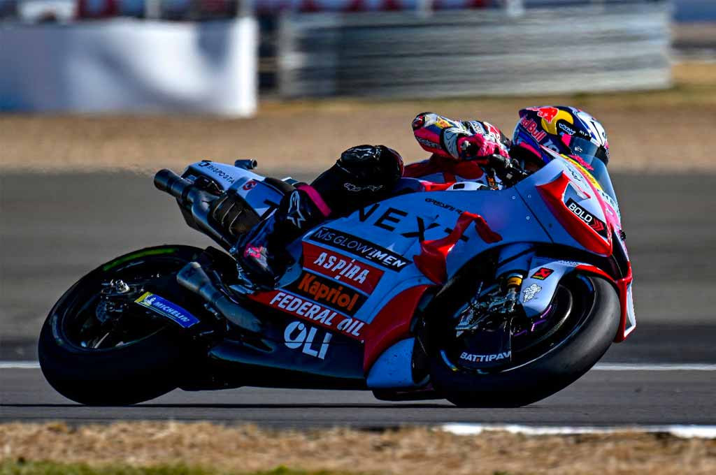 Enea Bastiannini membuktikan kepiawaiannya dalam mengirit penggunaan ban di MotoGP Inggris. FO
