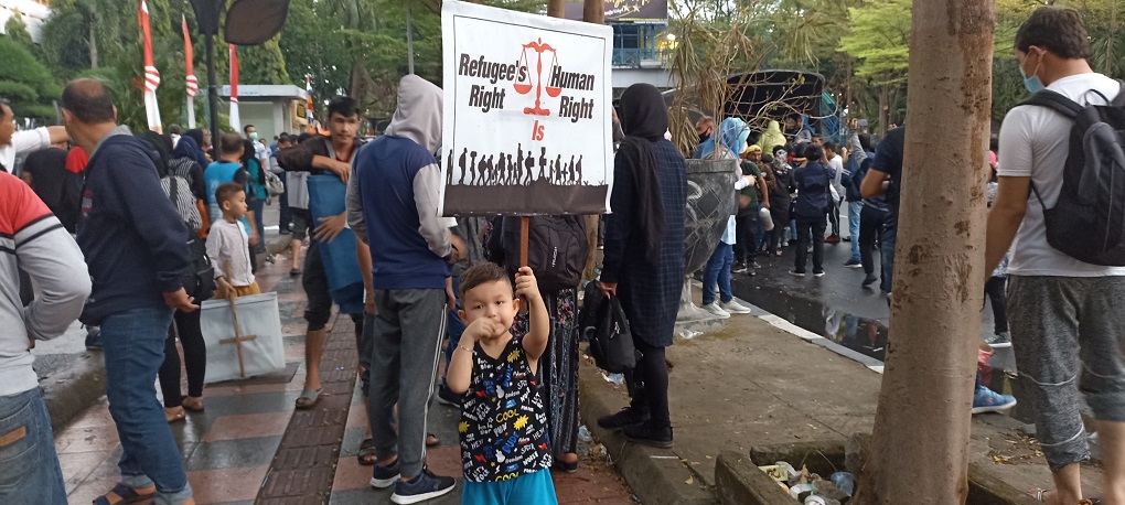salah satu anak asal Negara Afghanistan membentangkan petaka saat aksi unjuk rasa di, depan Menara Bosowa, Jalan Jenderal Sudirman, Kota Makassar, Sulawesi Selatan. Medcom.id/Muhammad Syawaluddin
