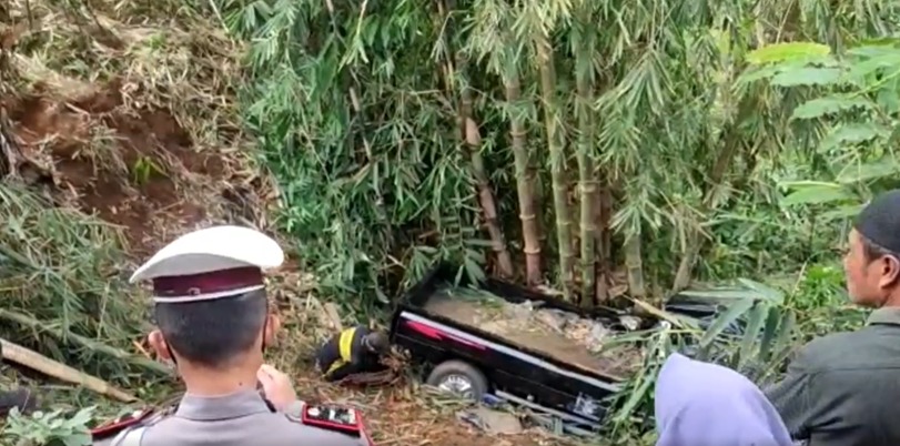 Sebuah mobil pick up bernomor polisi E 8393 VJ terjun ke jurang sedalam 30 meter di Dusun Cimara, Desa Cibereum.