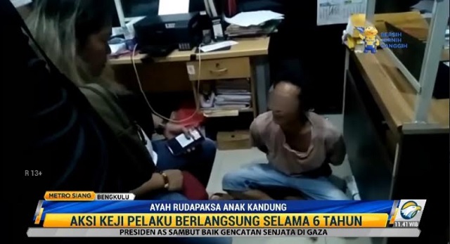 Modus yang digunakan pelaku adalah dengan mengancam sang anak tidak diberikan uang jajan hingga tidak dibayarkan sekolah. Metro TV