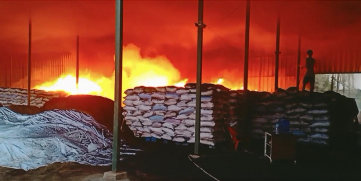 Gudang Ampas Sawit di Karawang Ludes Terbakar