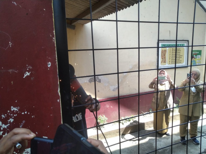 Segel Las Gerbang Sekolah SDN Bunisari Bandung Barat Dibongkar