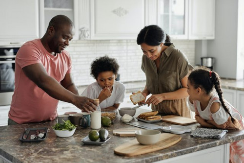 Ini tips memasak bersama anak-anak dan keluarga di akhir pekan. (Foto: Ilustrasi/Pexels.com)