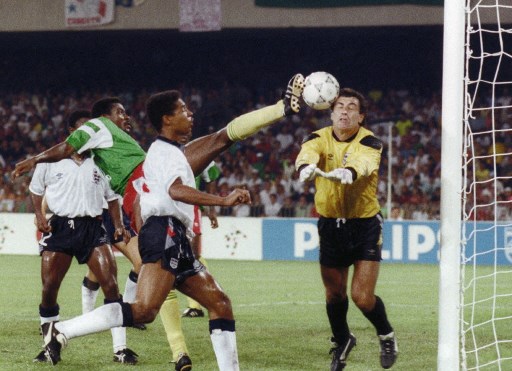 Peter Shilton (kanan). Georges GOBET / AFP)