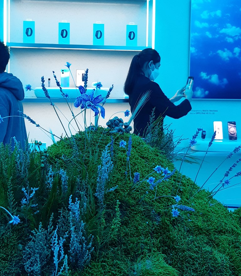 Oppo mengusung konsep A Pervasive Rhythm (Green) di Gallery ini, yang merupakan karya interaktif mengenai konsep hubungan antar manusia yang kini cenderung lebih intens terjadi melalui media digital. (Foto: A. Firdaus/Medcom.id)