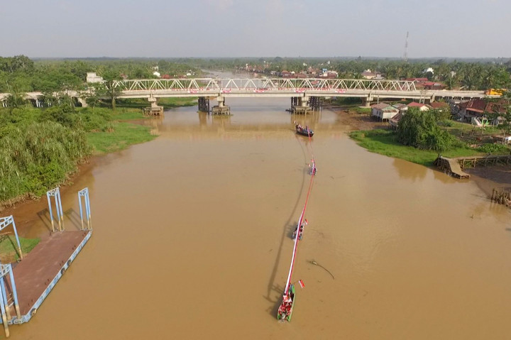 Potret Bendera Merah Putih Sepanjang 177 Meter Membentang di Sungai Lalan Muba