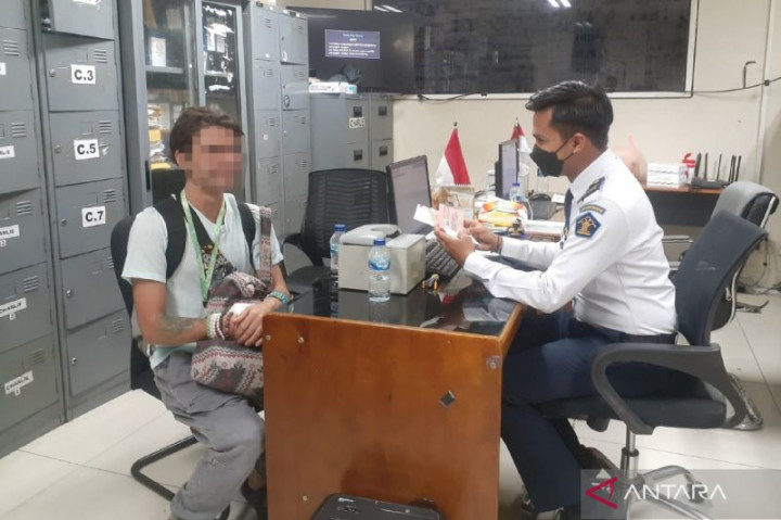 Terpengaruh <i>Magic Mushroom</i>, WN Rusia Dideportasi