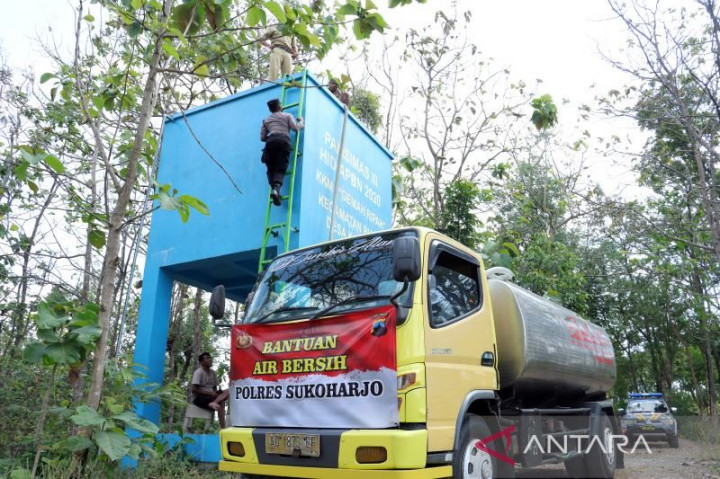Warga Sukoharjo Terima 30.000 Liter Air Bersih