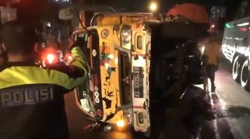 Kelebihan Muatan, Truk Kecelakaan di Jalur Arteri Surabaya-Madiun