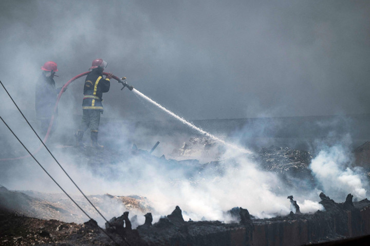 Potret Petugas Dibantu Helikopter Berjuang Padamkan Kebakaran Depot BBM Kuba