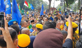 Pendaftaran Partai KIB Diwarnai Aksi Dorong Massa Pendukung
