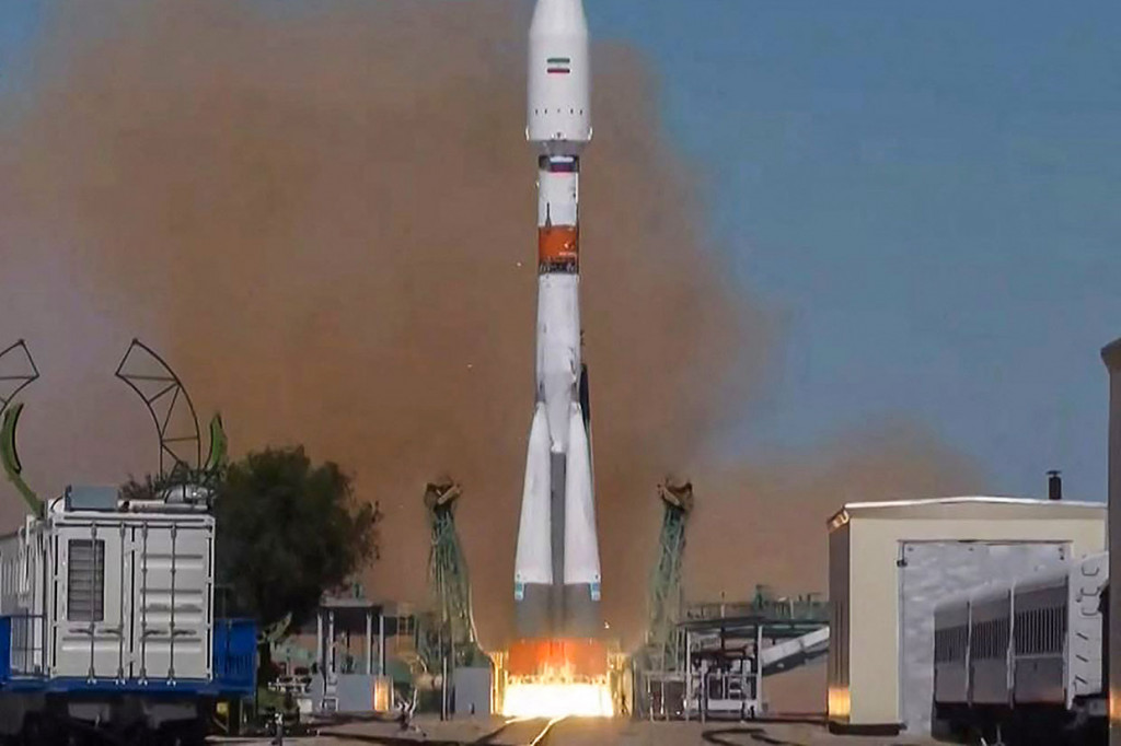 Rusia Luncurkan Satelit Iran