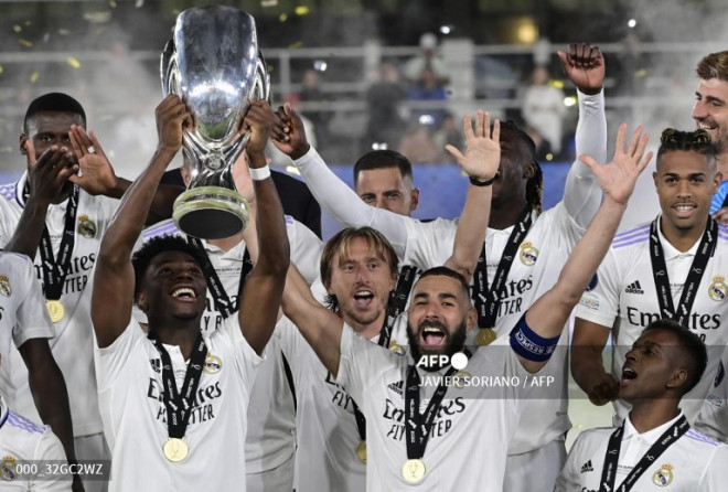 Pemain Real Madrid angkat trofi Piala Super Eropa 2022-Foto AFP