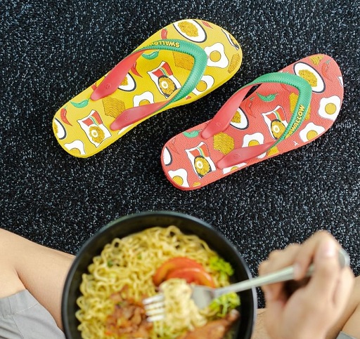 Sandal jepit Indomie x Swallow. (Foto: Dok. Instagram/@swallowfootwear)