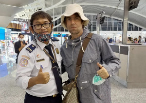 Heboh Liam Gallagher ke Bali, Foto dengan Petugas Bandara