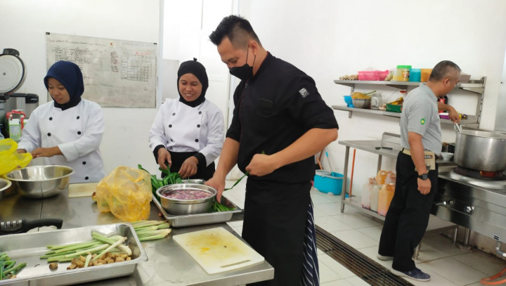 Keren, Petugas Kantin Sekolah Sukma Bangsa Sigi Dilatih Chef Internasional