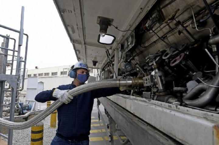 Harga Minyak Dunia Bertahan Menguat