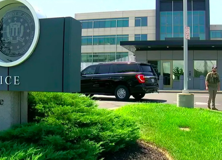 Terobos Gedung FBI, Pria AS Tewas Ditembak Polisi