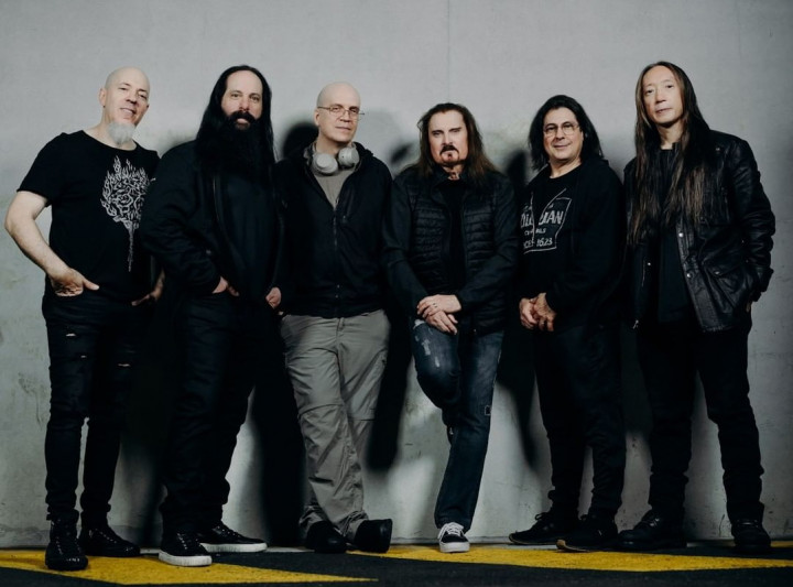 Gibran Bagikan Keris ke Personel Dream Theater sebagai Kenang-kenangan