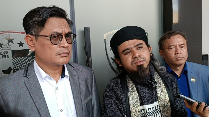 Datangi Polda Jatim, Gus Samsudin Siapkan Barang Bukti untuk Hukum Pesulap Merah