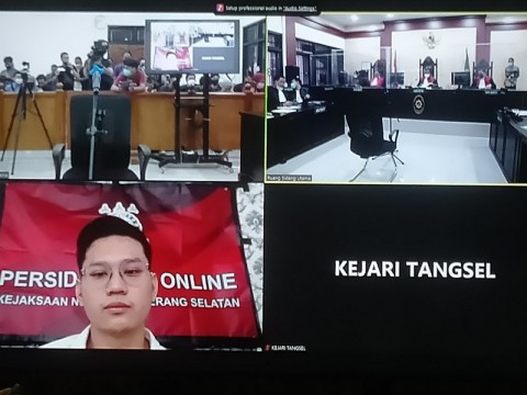 Korban Binomo Hancurkan Papan Bunga Dukungan Moral Indra Kenz