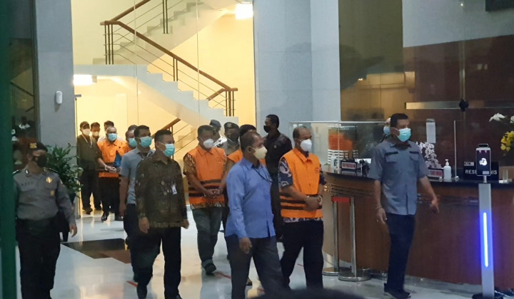 Penampakan Bupati Pemalang Pakai Rompi Oranye KPK