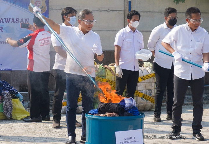 Gerakan Jumat Bersih, Mendag Musnahkan Pakaian Bekas Senilai Rp8,5 Miliar