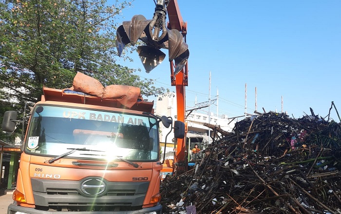 Curah Hujan Tinggi, Sampah di Pintu Air Manggarai Meningkat