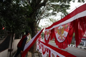 Pandemi Mereda, Pedagang Bendera di Jakarta Bisa Tersenyum