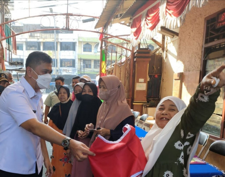 Camat Tanah Abang Bagi-bagi Puluhan Bendera Merah Putih kepada Warga