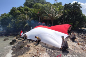 Polres Bintan Kibarkan Bendera Merah Putih di Pulau Terdepan