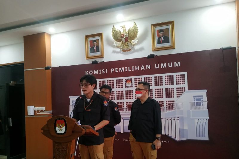 Anggota KPU RI August Melasz (tengah) memberikan keterangan pers di g\Gedung KPU, Jakarta, Sabtu (13/8/2022). Branda Antara