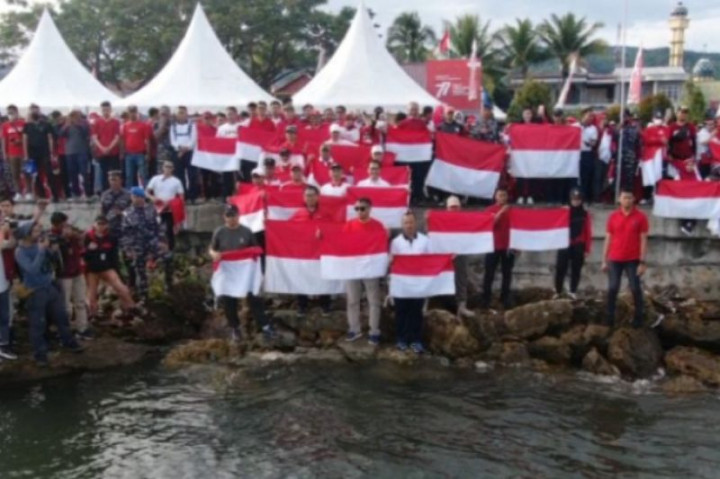 Bendera Merah Putih Raksasa Berkibar di Pesisir Kota Mamuju Sambut HUT 77 RI