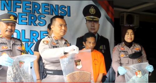 Kapolres Bangkalan, AKBP Wiwit Ari Wibisono menunjukkan barang bukti dan tersangka pembunuhan/metrotv