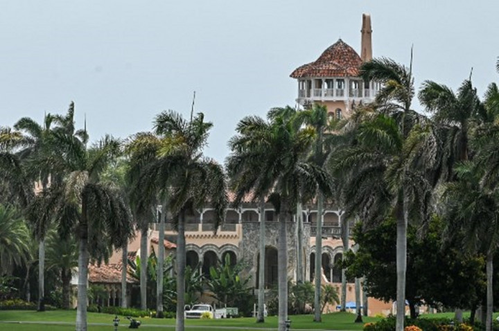 FBI Sita 11 Kotak Dokumen 'Super Rahasia' dari Rumah Trump di Florida