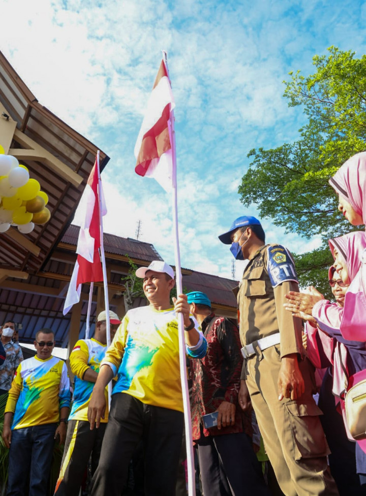 Gubernur Ansar Serahkan 2 Ribu Bendera Merah Putih di Karimun
