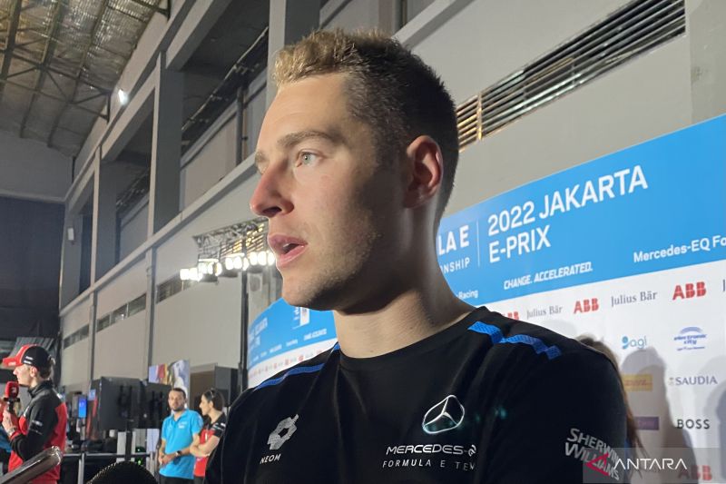 Pembalap tim Mercedes-EQ Stoffel Vandoorne. (ANTARA/Arindra Meodia)