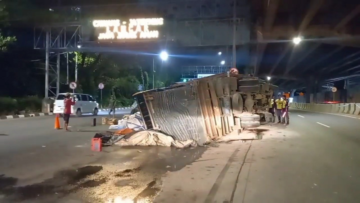 Truk Terguling Usai Tabrak Lampu Gerbang Tol Ancol Timur
