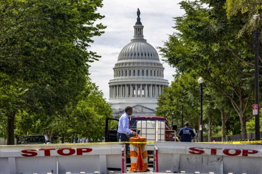 Pria AS Tabrakkan Mobilnya ke Barikade Gedung Capitol Sebelum Bunuh Diri