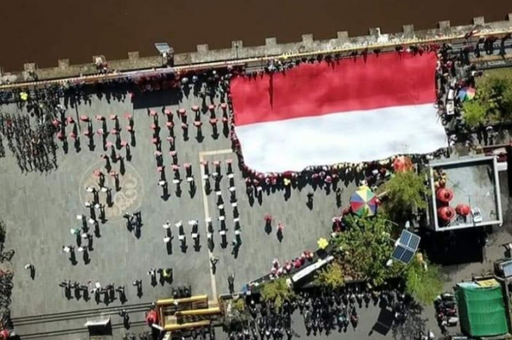 1.000 Bendera Merah Putih Berkibar di Waterfront City Pontianak
