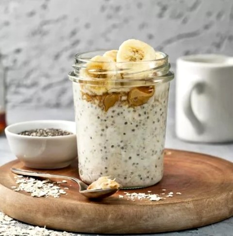 Ini resep overnight oats pisang dan madu yang bisa menjadi alternatif sarapan atau makan malam. (Foto: Dok. Endeus TV)