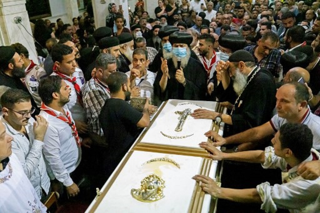 Warga menghadiri prosesi pemakaman para korban kebakaran Gereja Koptik Mesir di Kairo, 14 Agustus 2022. (Khaled DESOUKI / AFP)