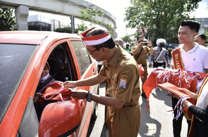 Wali Kota Palembang Turun ke Jalan Bagikan 10 Ribu Bendera Merah Putih