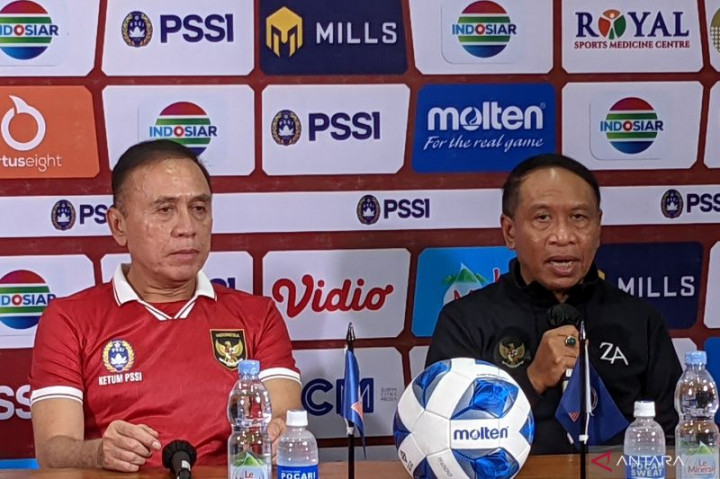 Penjelasan Ketum PSSI dan Menpora Soal Keikutsertaan Mengangkat Trofi Piala AFF U-16 Penjelasan Ketum PSSI dan Menpora Soal Keikutsertaan Mengangkat Trofi Piala AFF U-16
