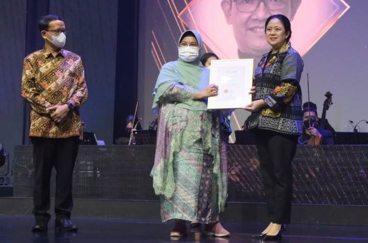 Ketua DPR Serahkan Penghargaan untuk Dedikasi Dokter Tanggulangi Covid-19