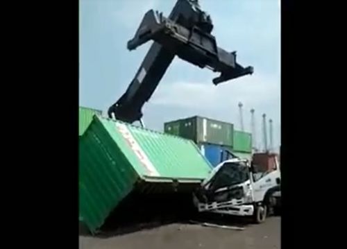 Tali Pengait Putus, Sopir Truk Tewas Tertimpa Kontainer