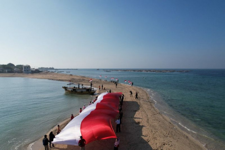 Sambut HUT RI, Bendera Merah Putih Raksasa Terbentang di Pulau Gili Ketapang Probolinggo