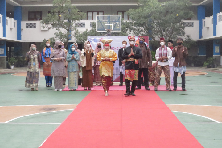 Meriah! Siswa SMP di Tangsel <i>Fashion Show</i> Baju Adat